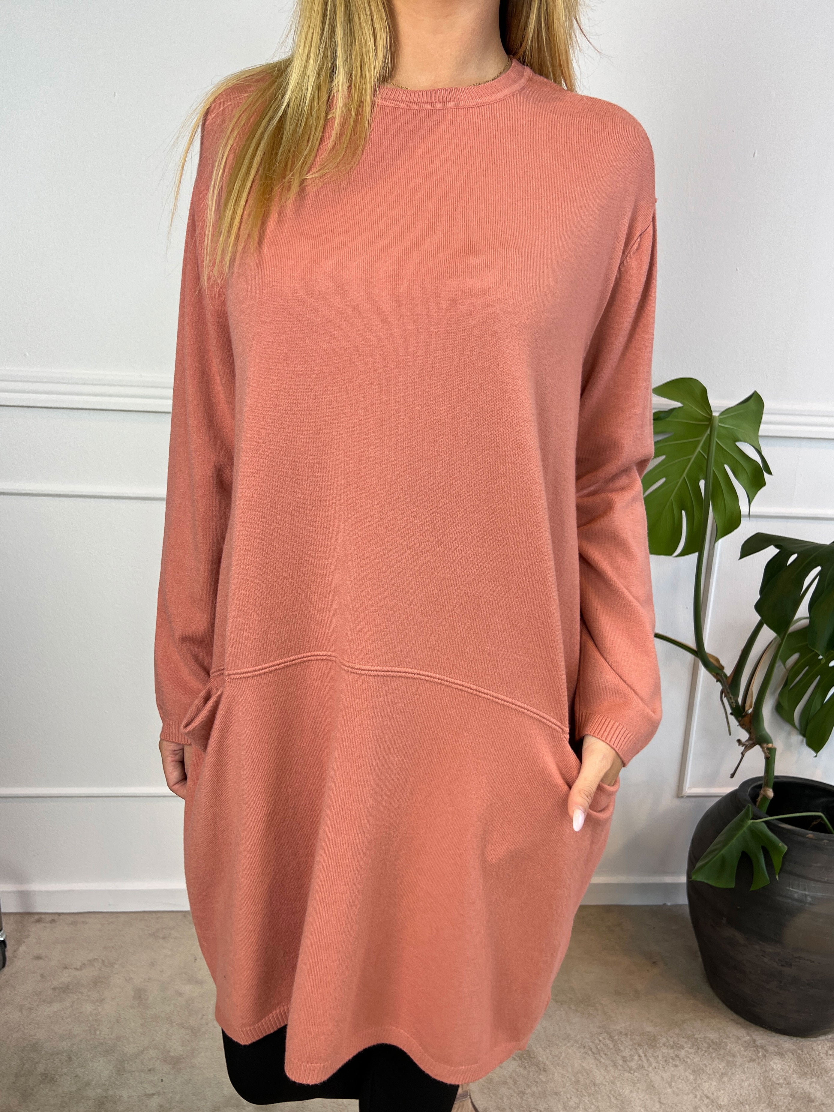 Vera - Enfärgad klänning med fickor